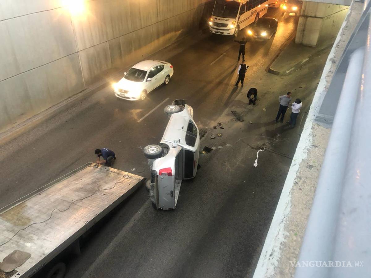 $!Camioneta vuelca en paso del Periférico LEA de Saltillo