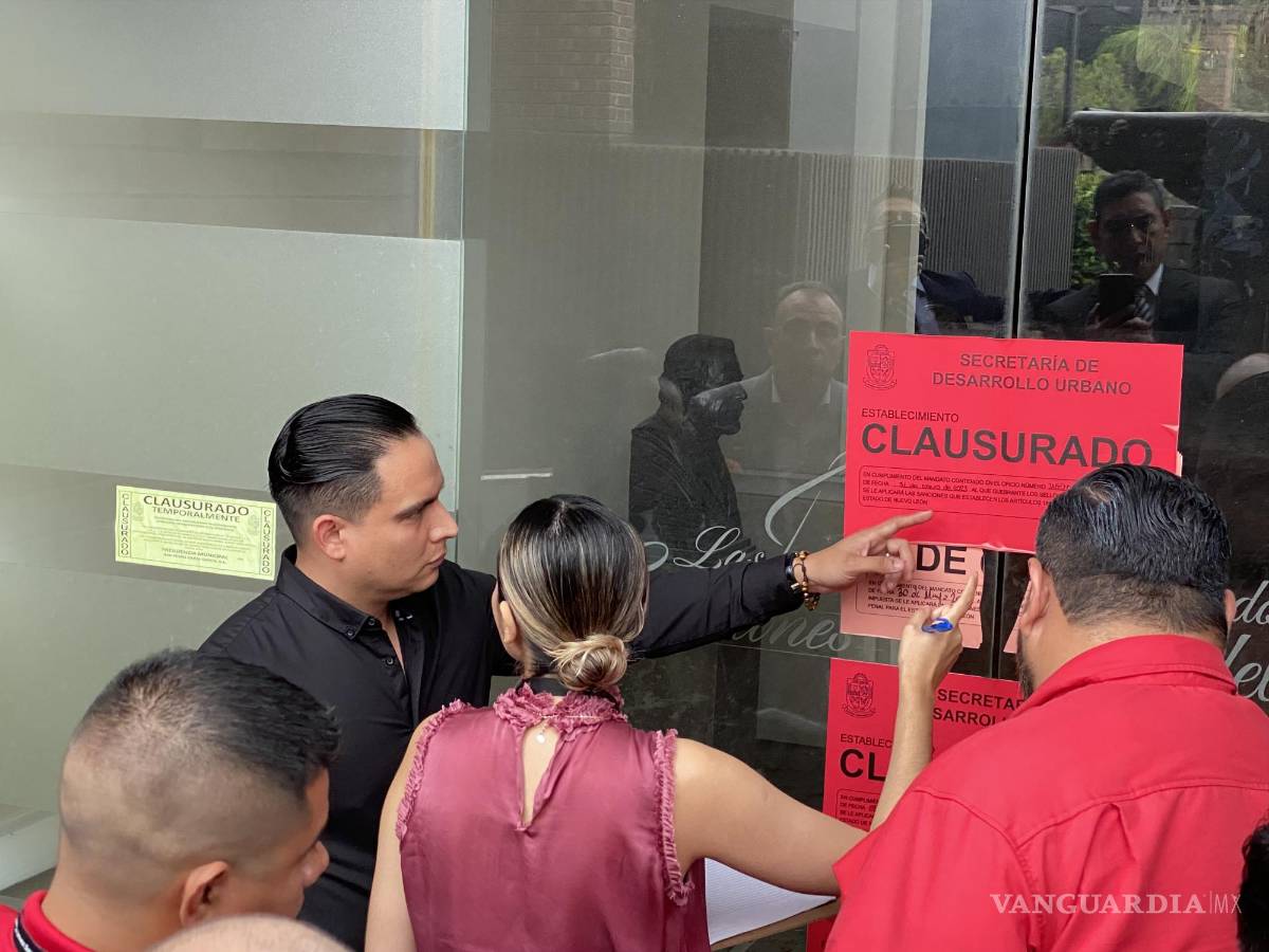 $!El Actuario César Ramírez, del Tribunal de Justicia de NL, muestra a su colega Alejandra Díaz Garza, los sellos del 2023 que el municipio no retiró.