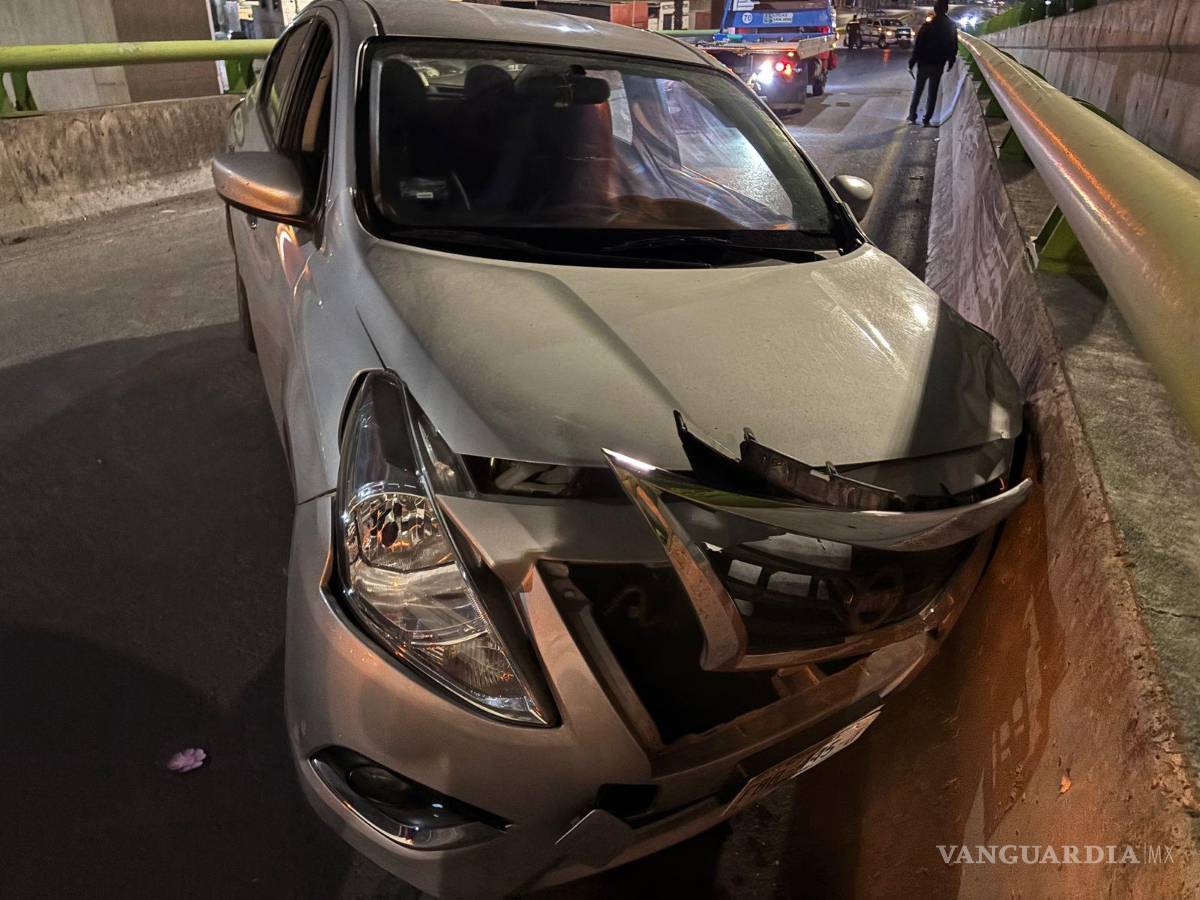 $!El automóvil fue retirado con grúa para restablecer por completo el tránsito en la zona.