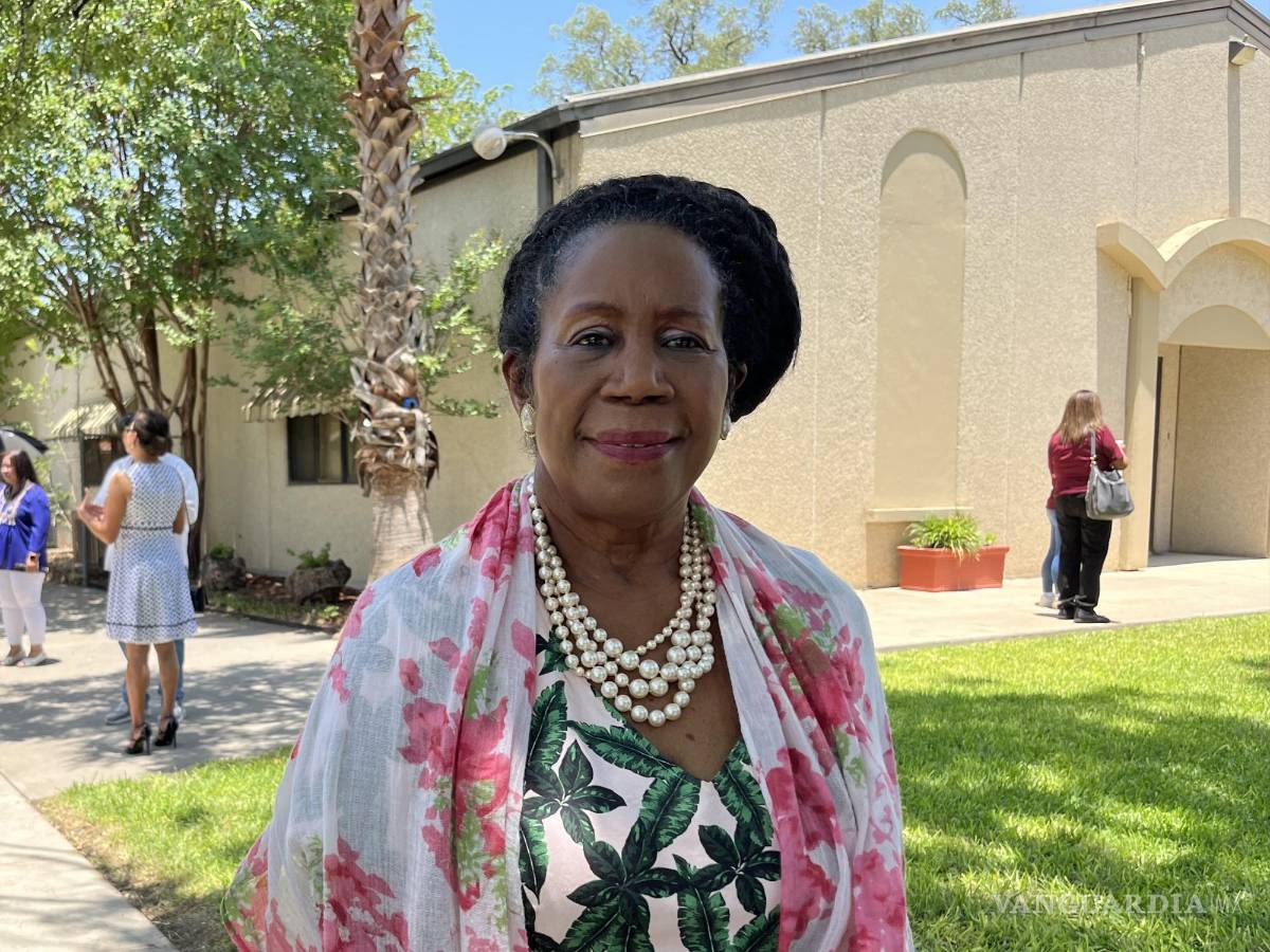 $!La congresista demócrata Sheila Jackson Lee frente a la iglesia del Sagrado Corazón, en Uvalde, Texas.