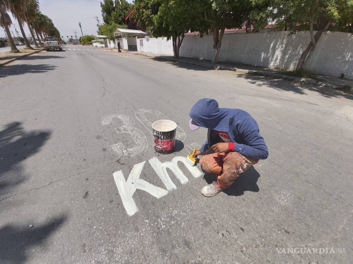 $!Trabajos de señalética y semáforos no se detienen en Torreón