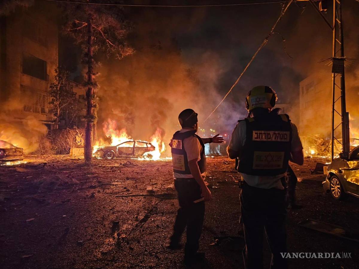 $!Zona donde impactó un misil este domingo, en la ciudad de Haifa, en el norte de Israel. Esta es la octava oleada de misiles lanzados por Irán contra Israel.