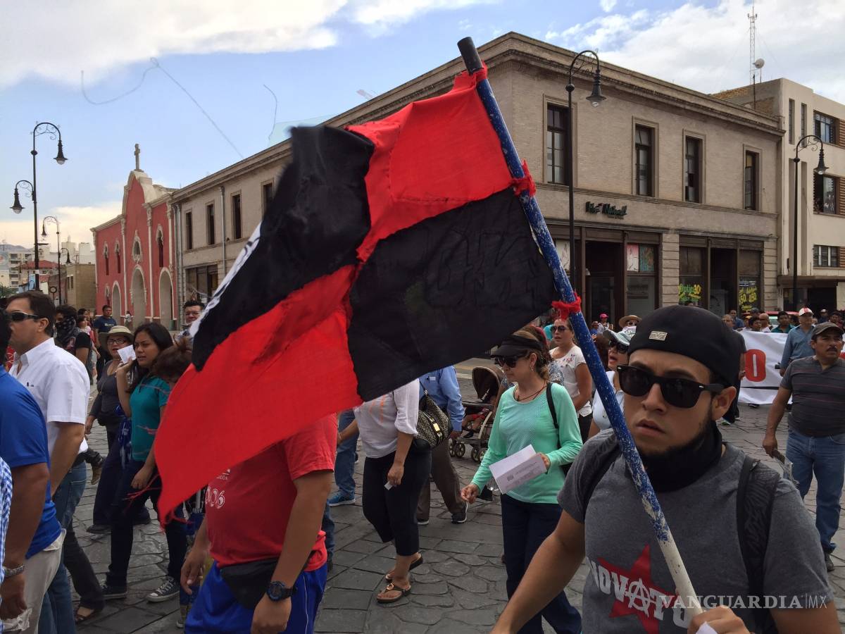 $!Grupos ciudadanos y magisteriales de Coahuila protestan por conflicto en Oaxaca (FOTOS)