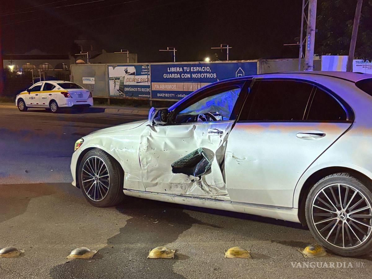 $!El auto Mercedes salió sin precaución y provocó un choque en la colonia Los González.