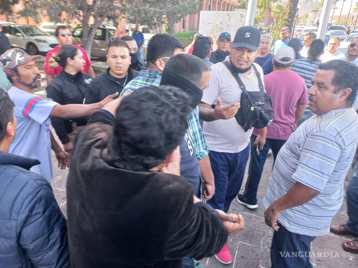 $!Ambos bandos defendían sus posturas; todo por ganar el pasaje.