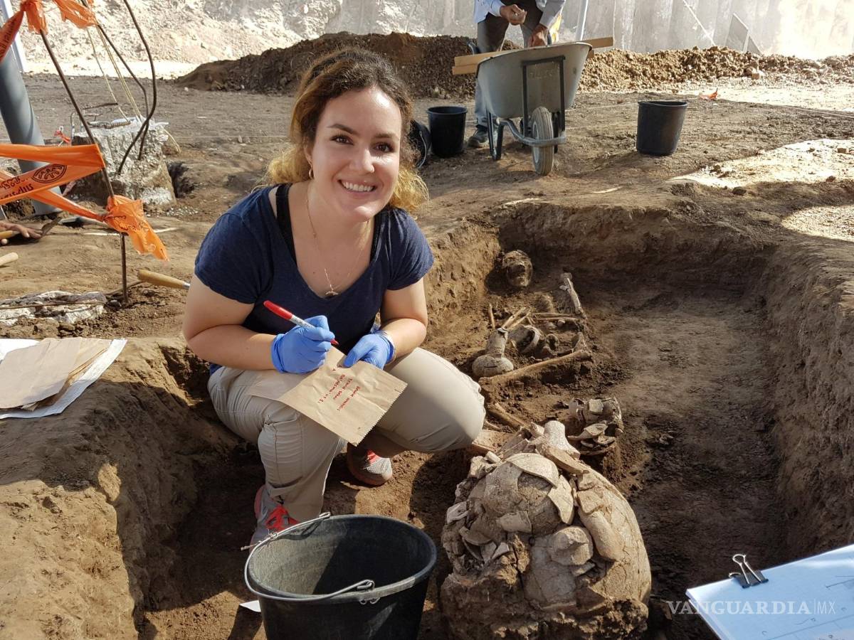 $!La arqueóloga Vanessa Linares trabaja en un yacimiento de tumbas cananeas en Tel Yehud, en el centro de Israel.