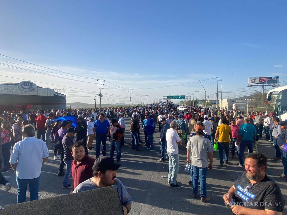 $!Manifestaciones, bloqueo de calles, quema de llantas, la desesperación en los trabajadores de Monclova por la crisis que se vive sigue escalando. Trabajadores piden que se destraben negociaciones y haya apoyos.
