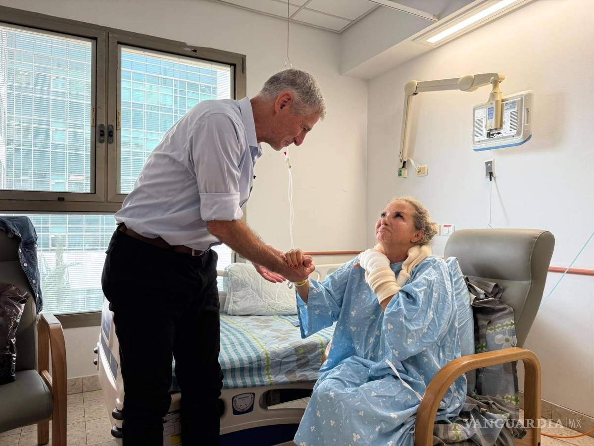 $!El líder del partido izquierdista israelí de los Demócratas, Yair Golán visita en el hospital a la fotoperiodista estadounidense Heidi Levine.