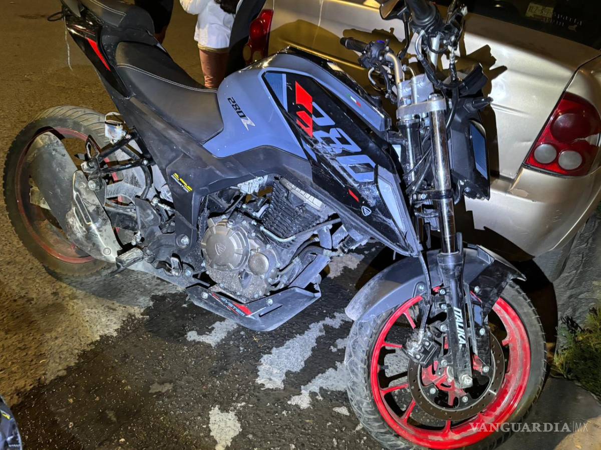 $!Elementos de Tránsito Municipal realizaron el acordonamiento del área para permitir las labores de auxilio y recabar información sobre la mecánica del percance ocurrido en la colonia Nuevo Mirasierra.