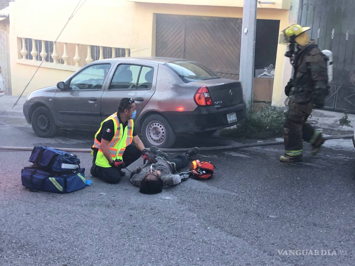 $!Rescatan bomberos a enfermo mental de incendio al sur de Saltillo