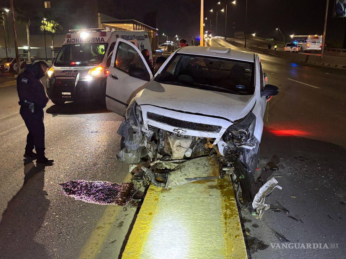 $!Elementos de Tránsito Municipal, en el lugar del accidente, abanderaron la zona para evitar más percances.