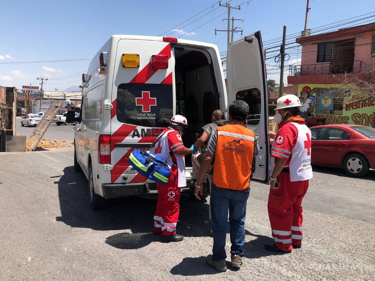 $!El conductor del camión, José Alejandro, fue trasladado al Hospital General para recibir atención hospitalaria.