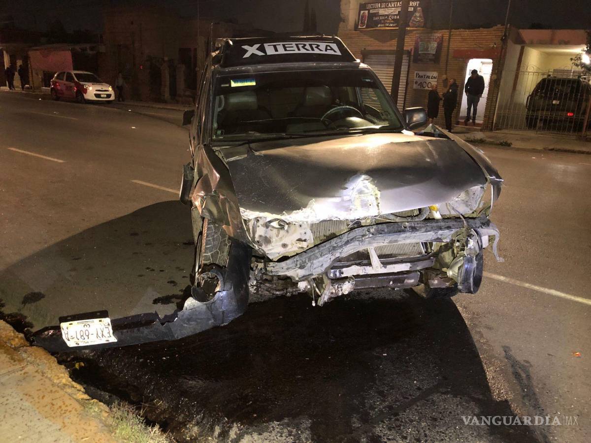 $!Elementos de Tránsito Municipal realizaron la detención de la fémina, la cual apenas se mantenía en pie.