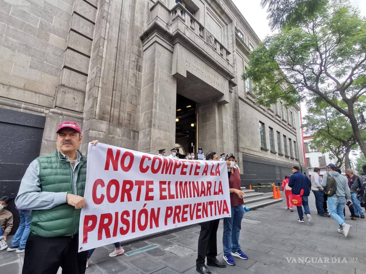 $!Manifestantes contra la prisión preventiva.