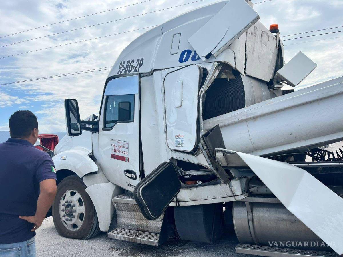 $!La magnitud del accidente provocó una intensa movilización de cuerpos de rescate, quienes trabajaron durante varias horas para recuperar el cuerpo del conductor atrapado entre los restos del tractocamión y la pesada carga metálica.