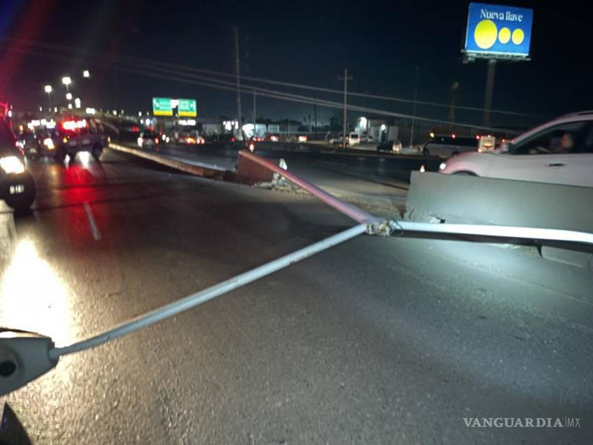 $!Personal de la CFE trabaja en el levantamiento de postes y restablecimiento del servicio eléctrico en la zona norte de Saltillo.