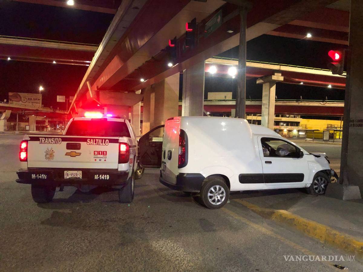 $!Elementos de tránsito municipal tomaron registro del accidente y las medidas necesarias en la intersección delbulevar Paseo de la Reforma y el periférico Luis Echeverría Álvarez.