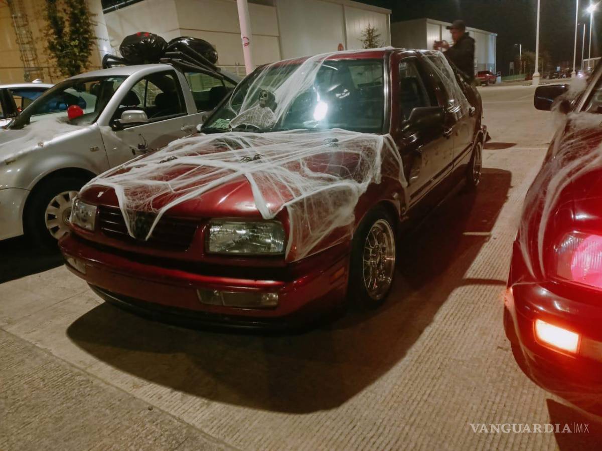 $!Las telarañas y cintas policiacas formaron parte de las decoraciones.