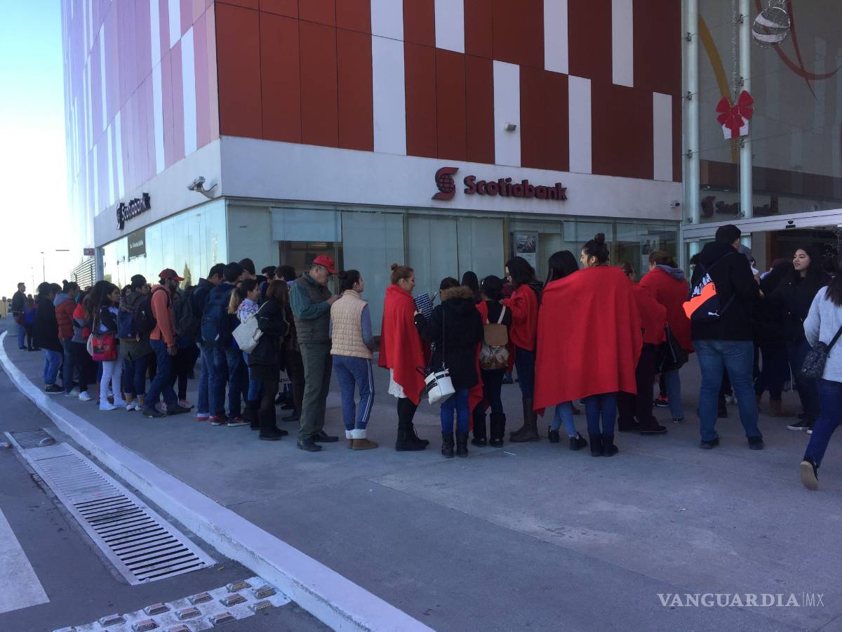 $!Madrugan para entrar a la primera tienda H&amp;M en Saltillo