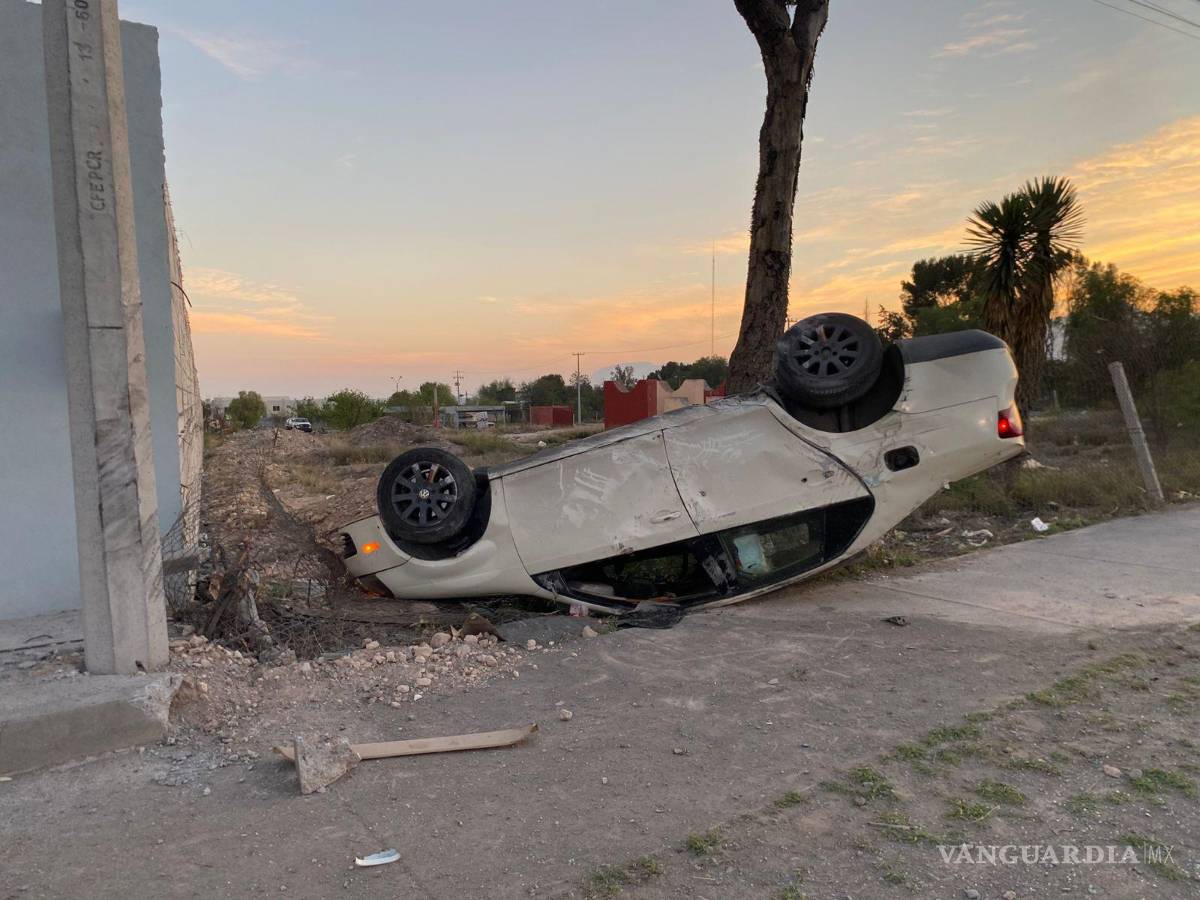 $!El percance ocurrió alrededor de las 06:00 horas, cuando el vehículo que circulaba de oriente a poniente salió de control, se subió al camellón central y terminó volcado en la lateral del bulevar.
