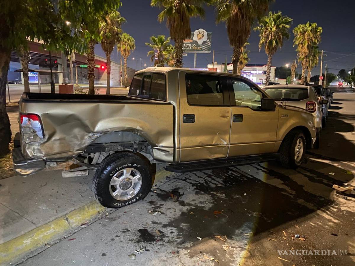 $!La unidad se impactó contra una camioneta Ford F-150 que estaba estacionada.