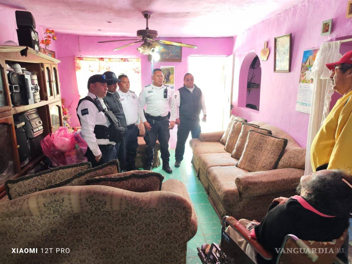 $!Los oficiales entregaron el apoyo al señor Alberto, residente de la colonia Girasol, como parte de la iniciativa altruista del agrupamiento del sector Sur.