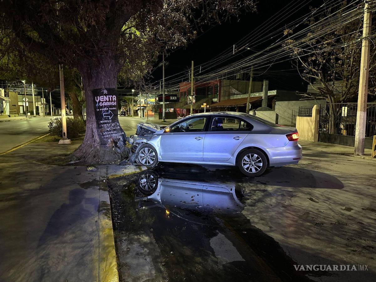 $!Oficiales de tránsito municipal detuvieron al conductor del Volkswagen, quien, a pesar de negar su culpabilidad, es arrestado al evidenciarse que estaba bajo los efectos del alcohol.