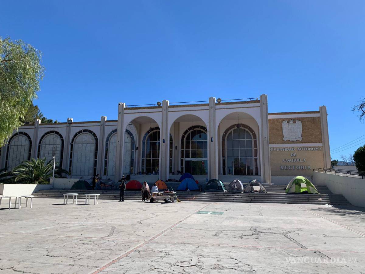 $!Este lunes de asueto los estudiantes continúan en plantón.