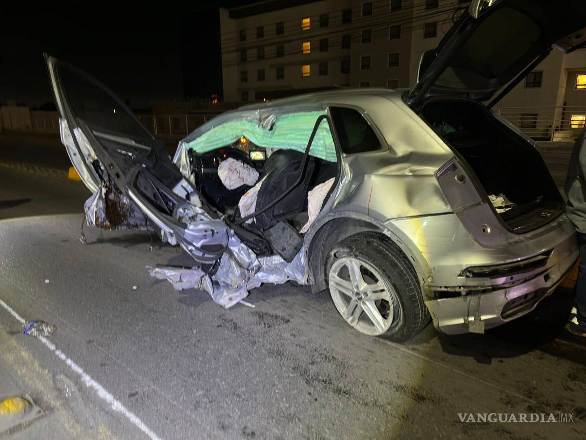 $!Oficiales de Tránsito abanderaron la vialidad mientras se retiraba el vehículo.