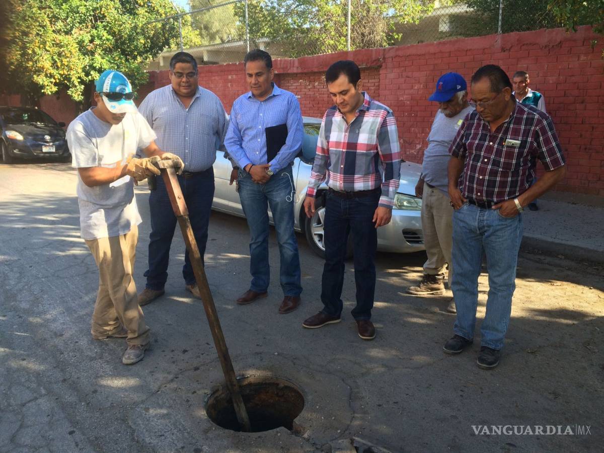 $!Desazolva Simas Torreón redes de drenaje en colonia Jacarandas