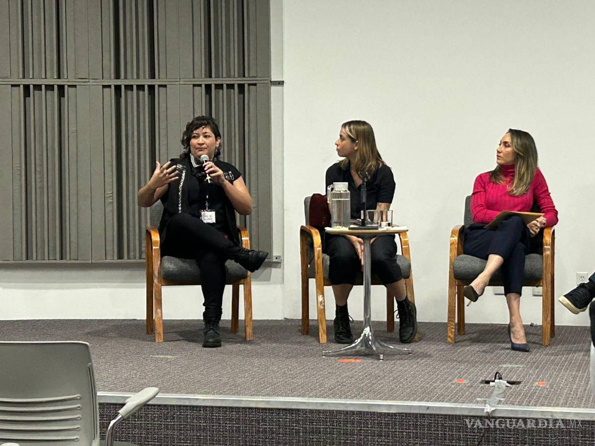 $!Karla Guadarrama (izq.), coordinadora de Medios Digitales de VanguardiaMX, participó en el panel “Nuevos consumos, nuevas narrativas”.