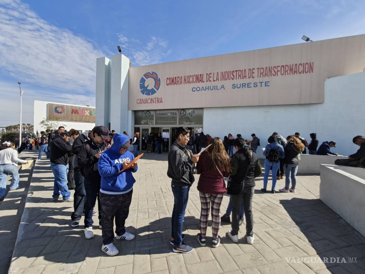 $!Asistentes forman largas filas para ingresar a la Primera Feria de Empleo en Saltillo.