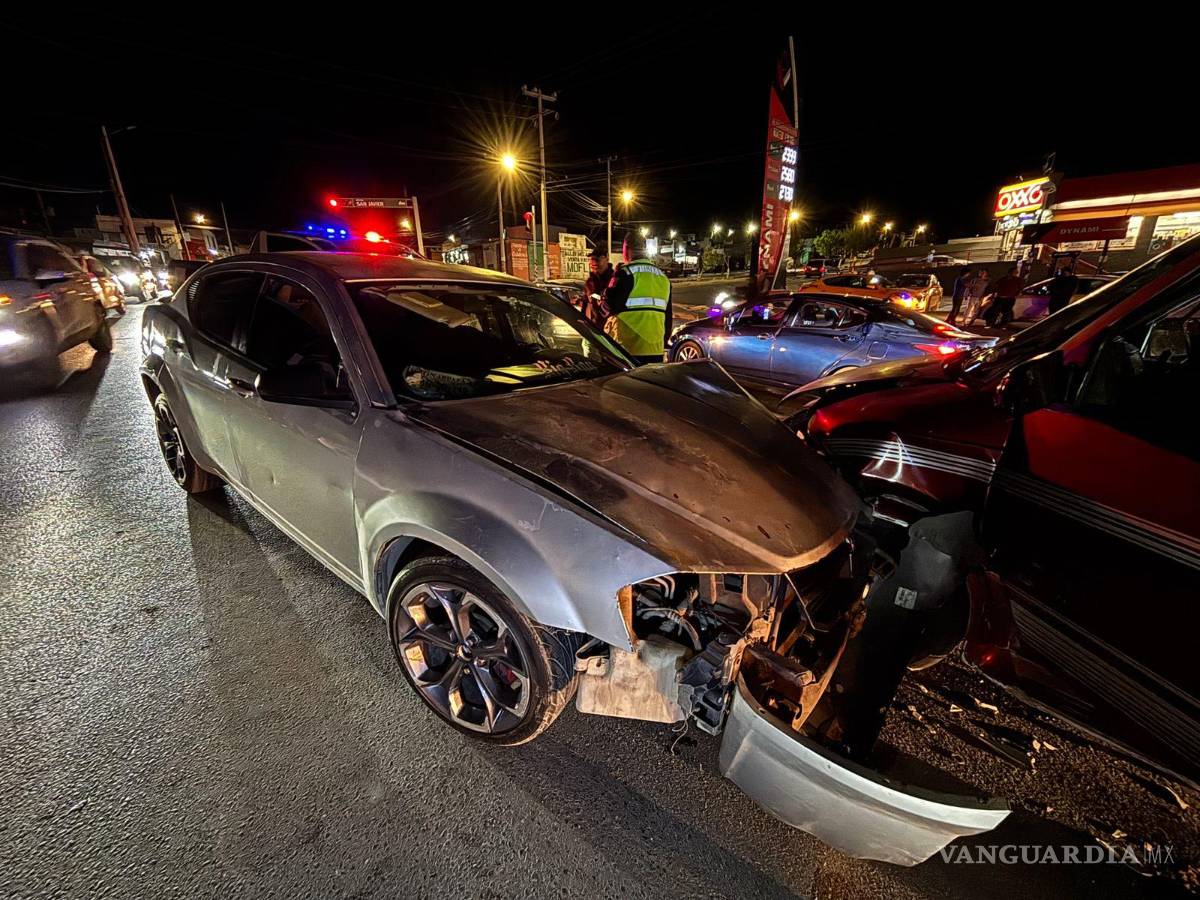$!Con ayuda de una grúa, las unidades fueron retiradas de la circulación para liberar el paso en la calle Otilio González.