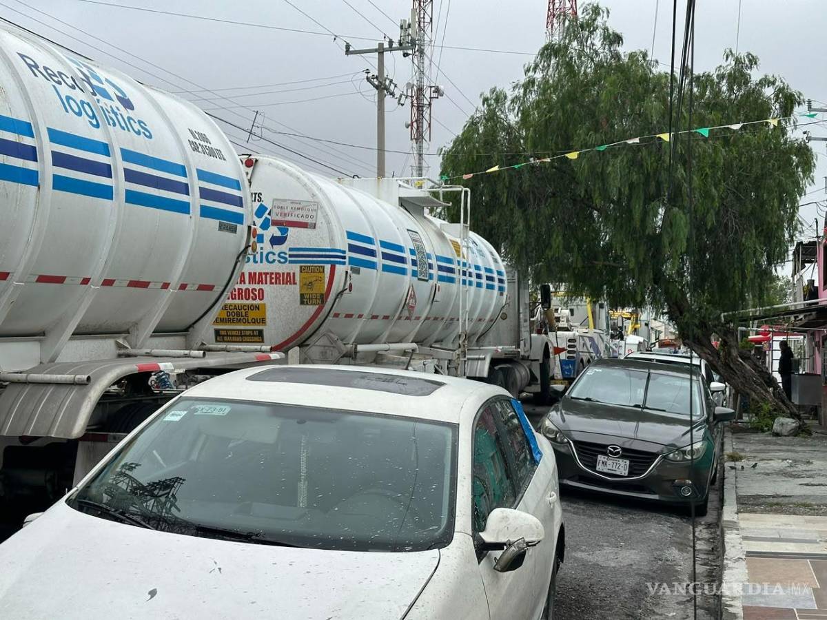 $!El doble remolque de combustible quedó varado en la pendiente de la calle José María Morelos y Pavón, en el Centro de Saltillo