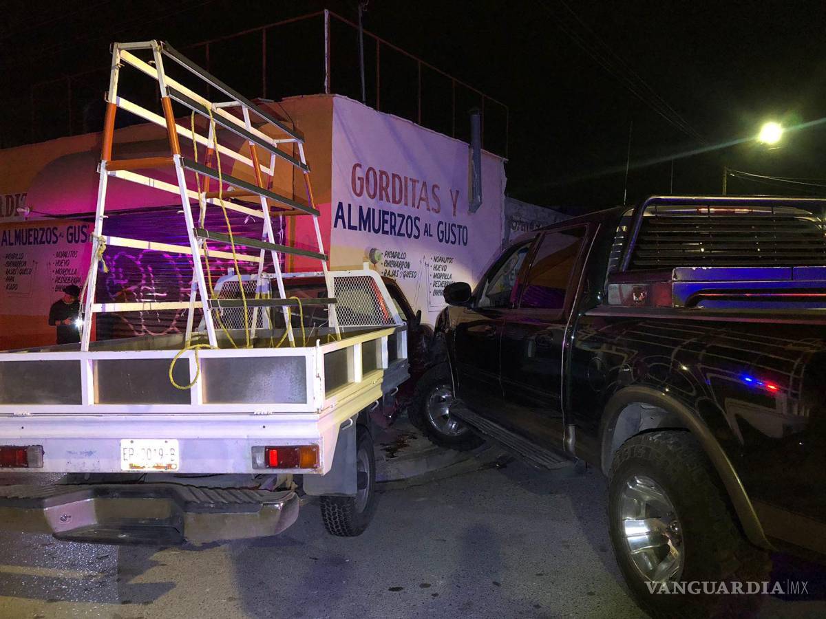 $!Contra un negocio de gorditas se impactaron las dos unidades.