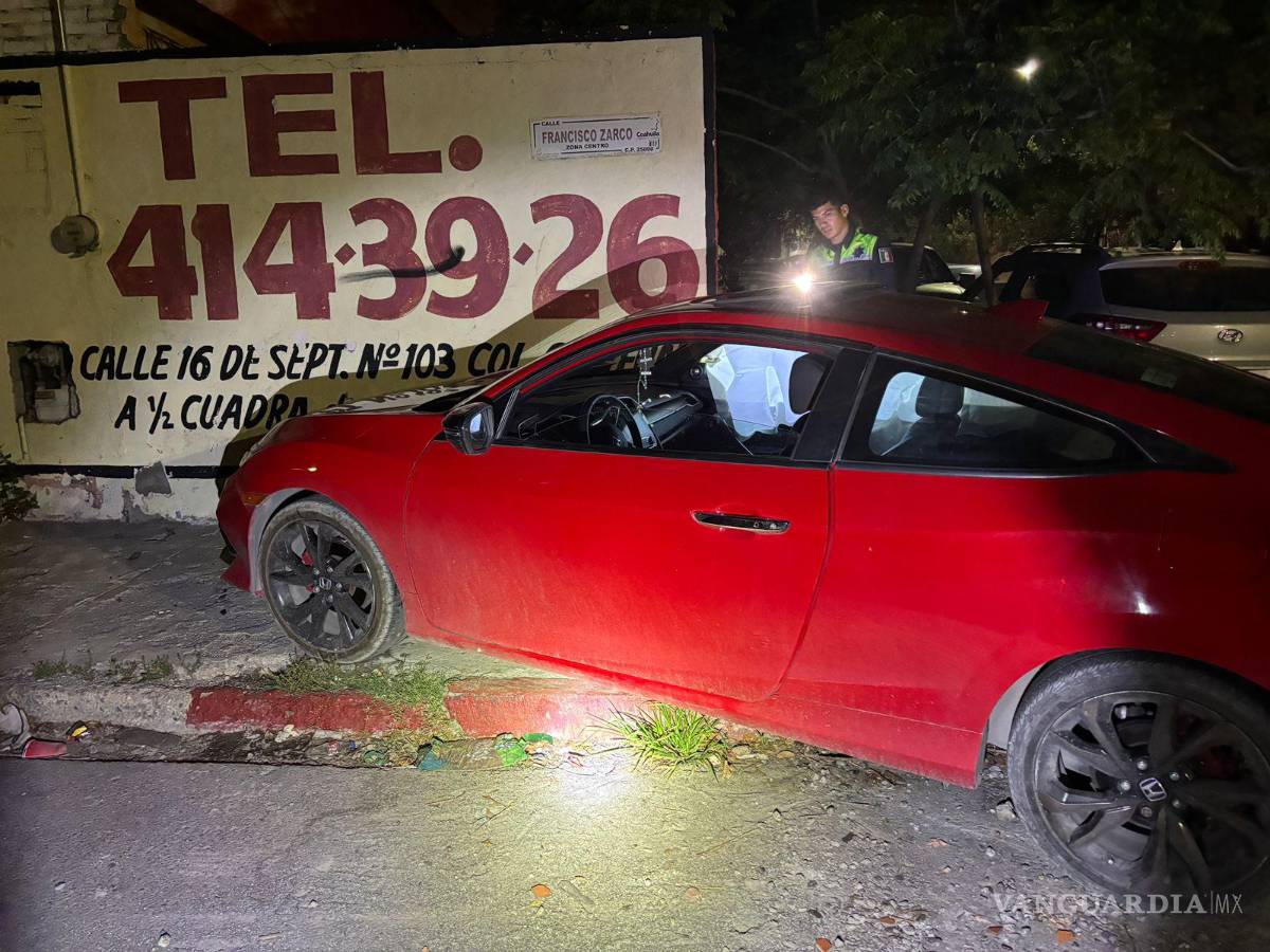 $!El Honda Civic terminó sobre la banqueta tras el fuerte impacto registrado en el cruce de Nigromante y Francisco Zarco.