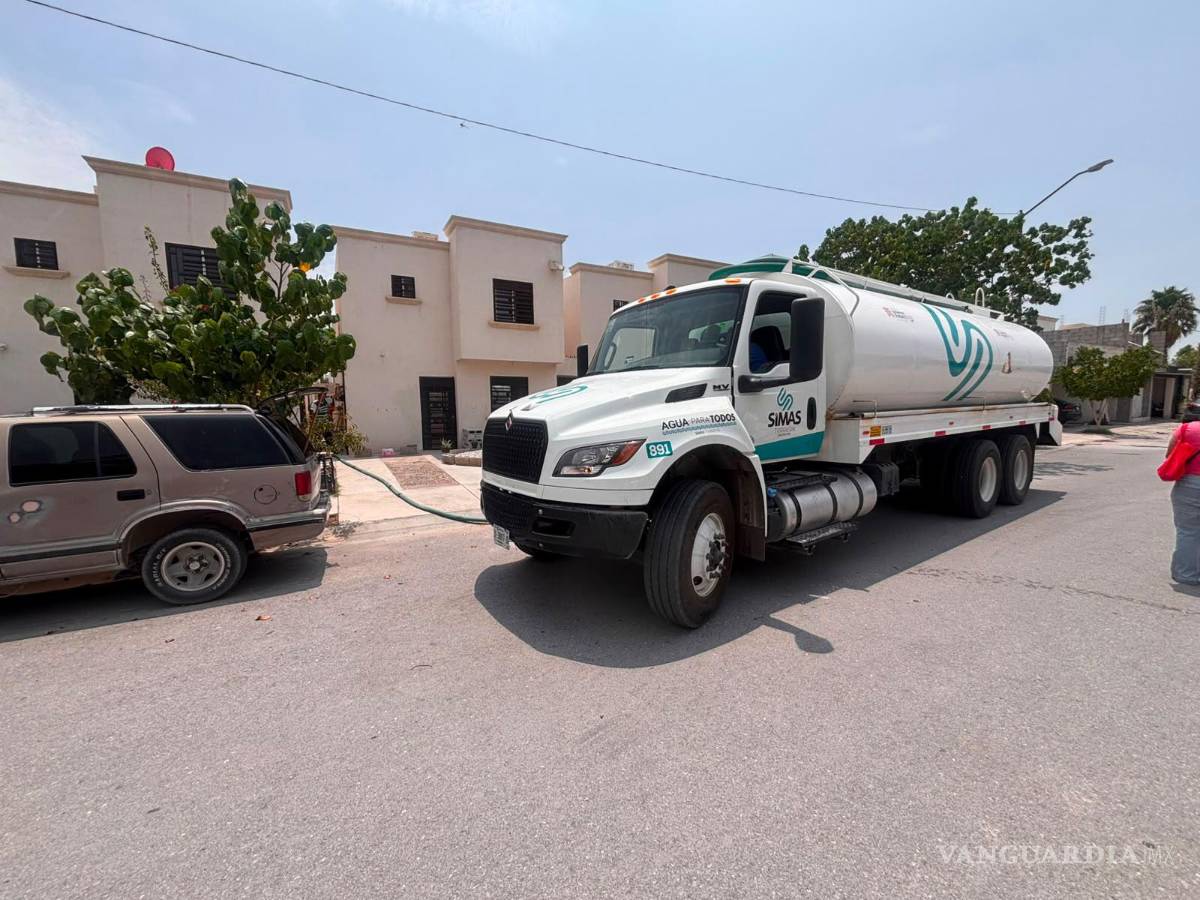 $!SIMAS Torreón mantiene el reparto de agua mediante pipas mientras continúan los trabajos para recuperar la presión en el sector oriente.