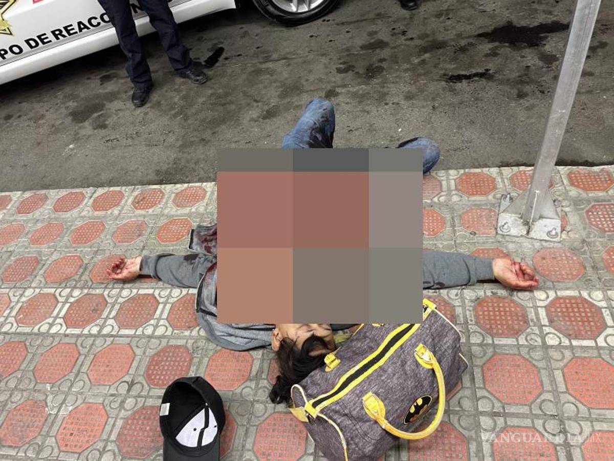 $!El hombre quedó tendido afuera de su domicilio.
