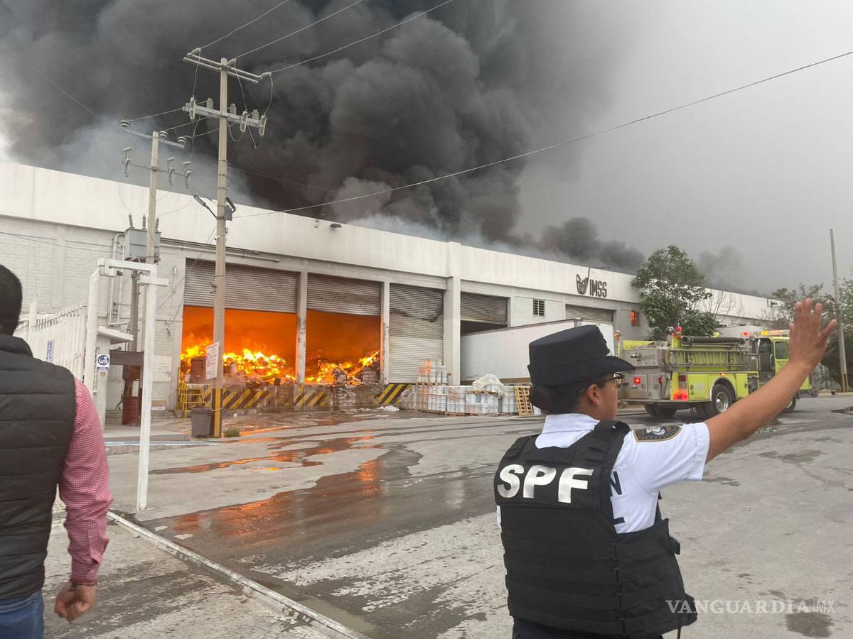 $!Autoridades arribaron al lugar del incidente para contrarrestar el incendio.