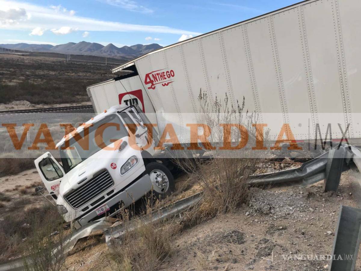 $!Registran accidente en la carretera a Zacatecas; tráiler cuelga en orilla de un paso a desnivel
