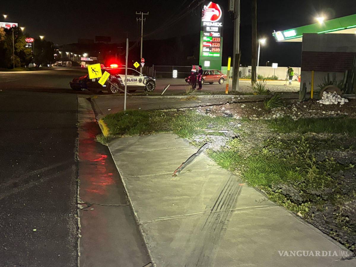 $!El vehículo terminó sobre el acotamiento, tras derribar varios señalamientos viales.