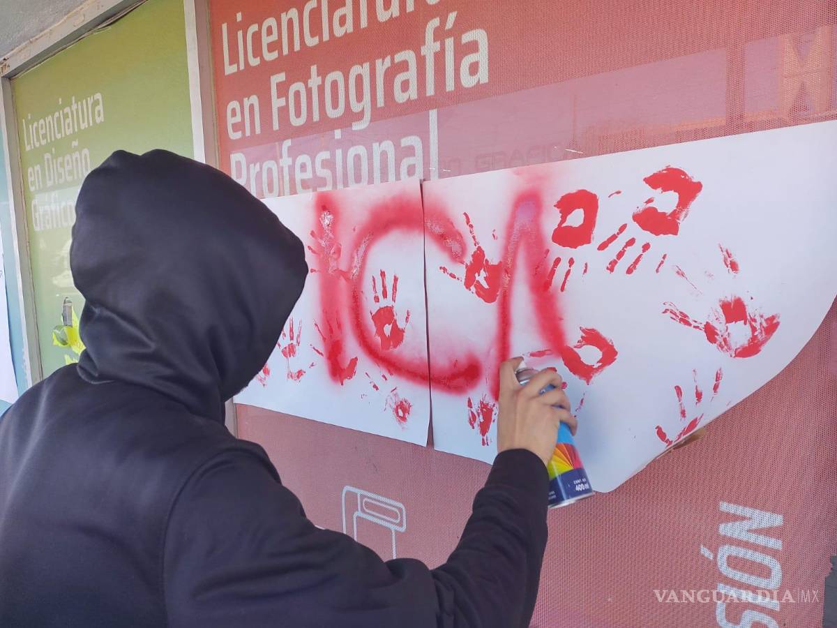 $!Estudiantes se manifiestan frente al Instituto de Comunicación Gráfica del Norte. Denuncian acoso por parte de algunos maestros de dicha institución.