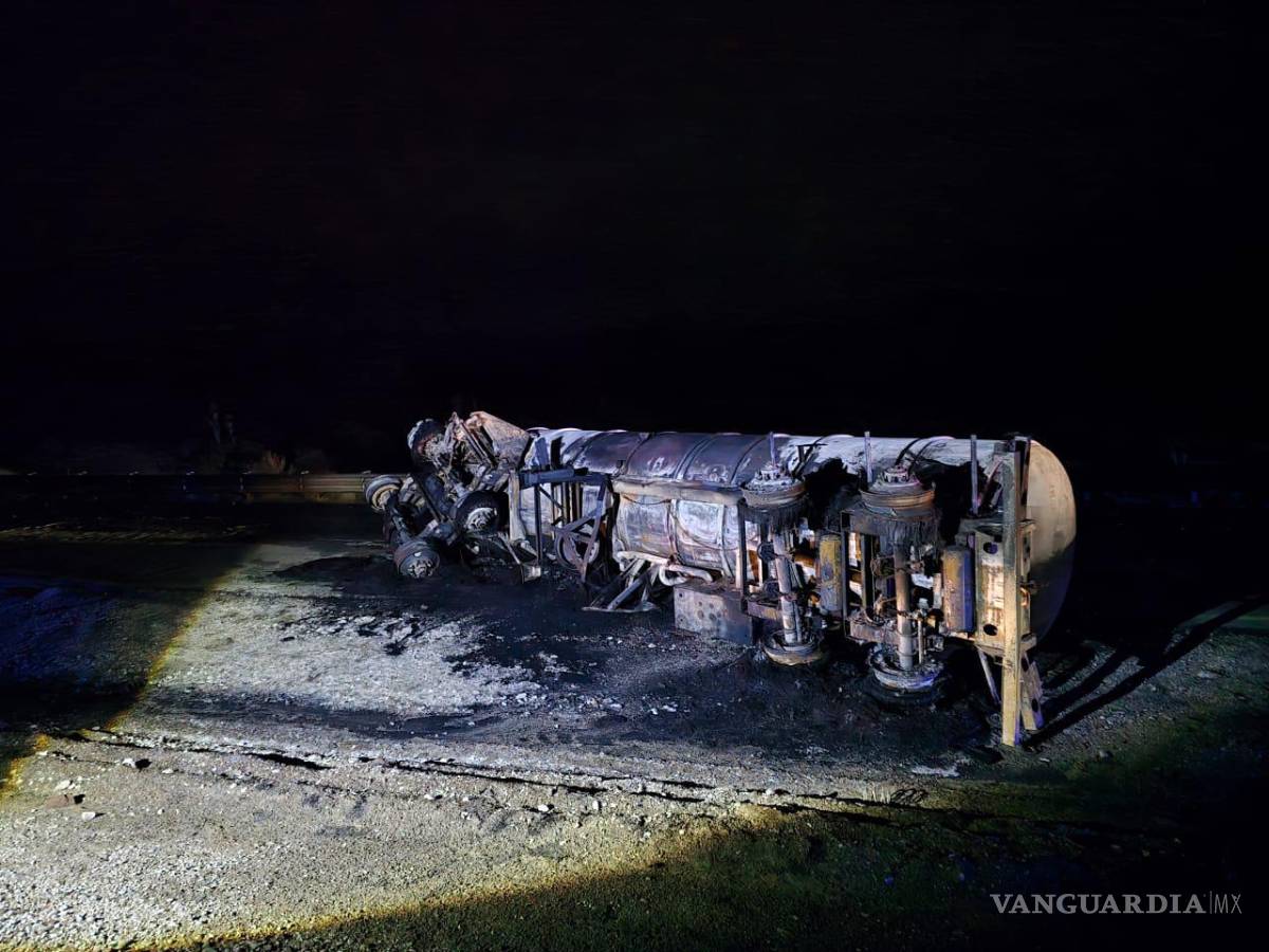 $!El tráiler quedó completamente calcinado tras ser consumido por el incendio en la carretera 40-D.