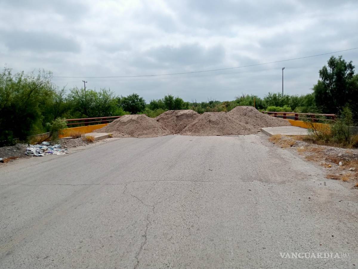 $!Montículos de tierra fueron colocados sobre el puente para impedir la circulación vehicular durante la protesta.