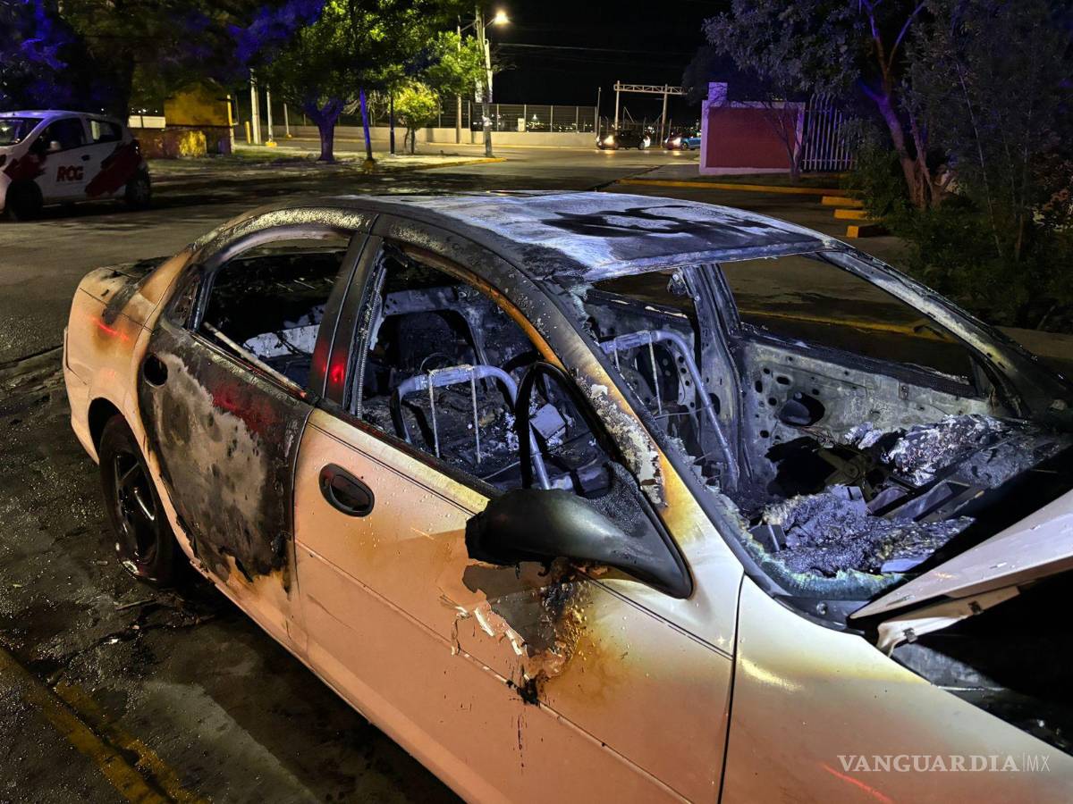 $!Vecinos salieron alarmados de sus casas ante el temor de que el fuego se extendiera.