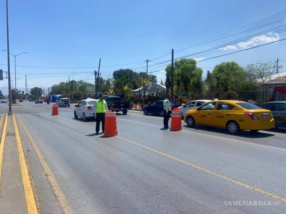 $!Elementos de Tránsito Municipal estarán atentos para evitar congestionamientos en vialidades aledañas a los panteones.
