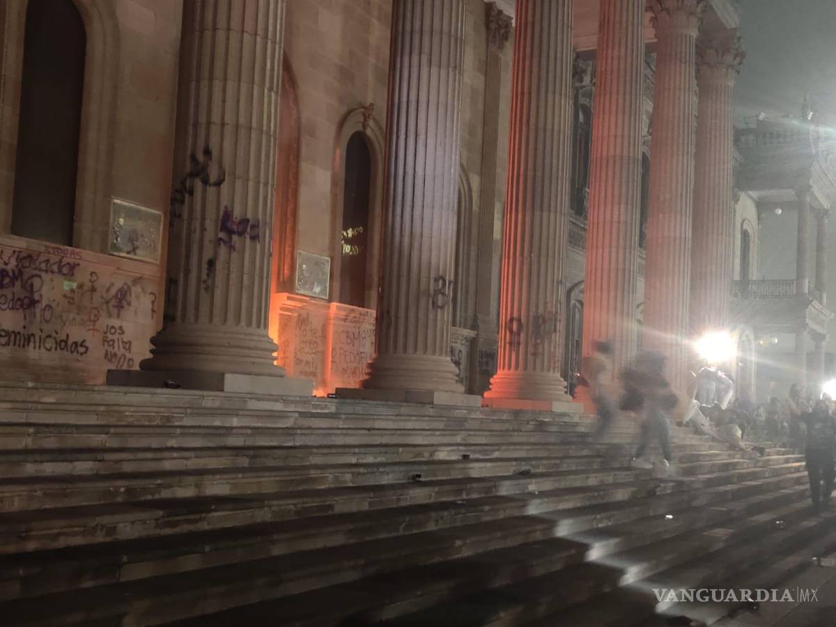 $!Grupos radicales se encargaron realizar pintas en edificios públicos y comerciales, para terminar incendiando la entrada de Palacio.