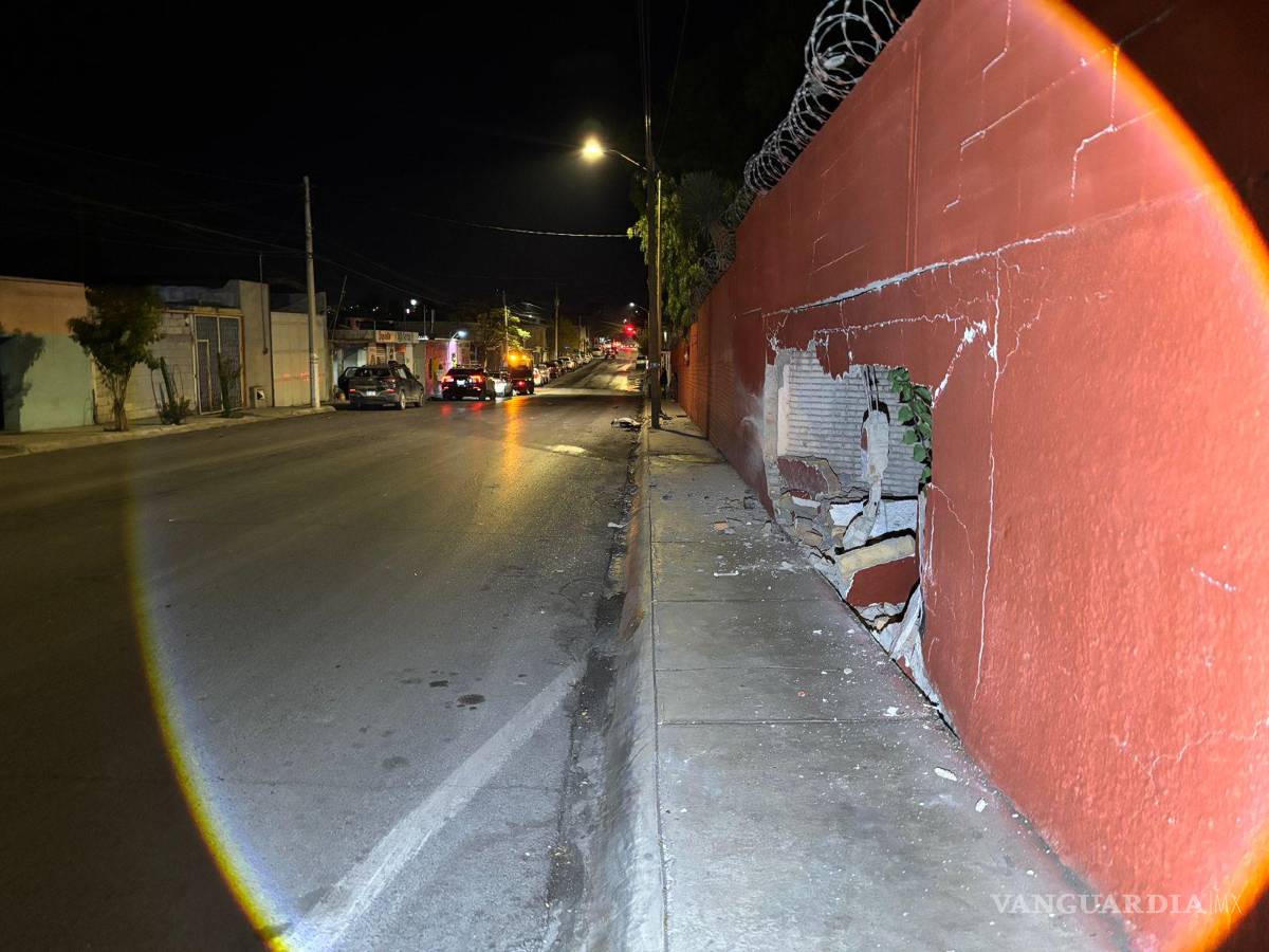 $!La barda perimetral de la primaria presentó un boquete de gran tamaño tras el impacto del Mercedes.