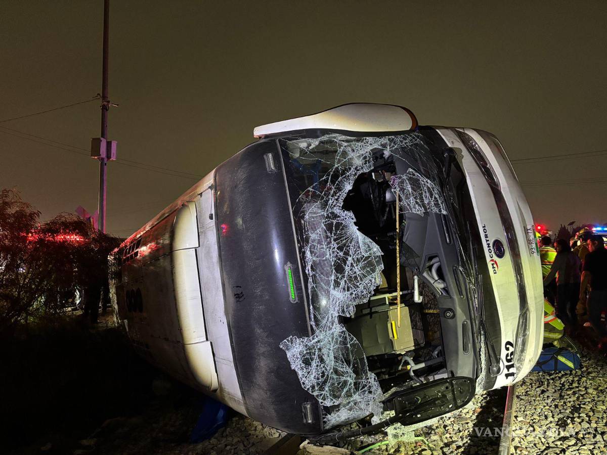 $!Testigos del accidente observan la magnitud del impacto, que provocó que el transporte girara 180 grados antes de quedar sobre la terracería.