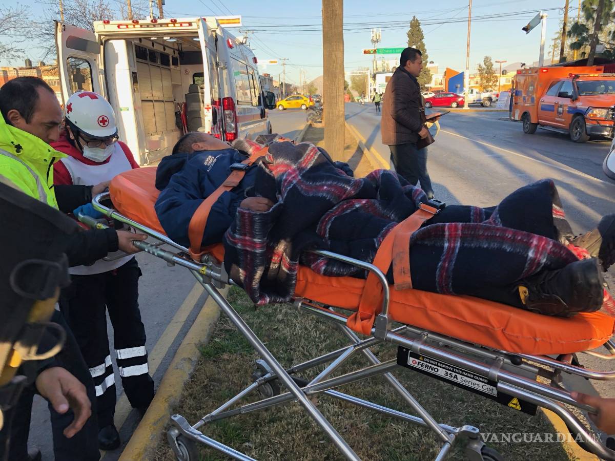$!Tras sufrir un infarto cerebral, taxista causa carambola en bulevar Coss de Saltillo